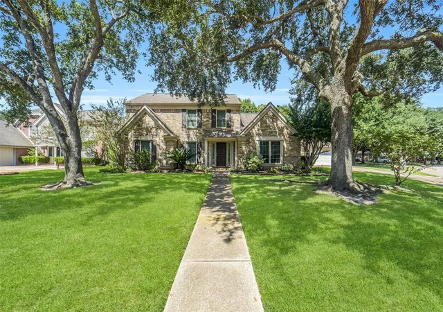 Photo 3 of Sale Pending at 9002 Havencrest Dr, Houston, TX 77083 | MLS# 32460165 | Listing updated on 2026-09-15