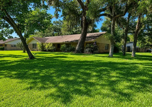 3rd image of 131 Daisy St, Lake Jackson, TX 77566 | MLS# 39963384