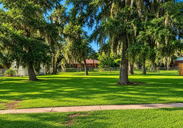 5th image of 131 Daisy St, Lake Jackson, TX 77566 | MLS# 39963384