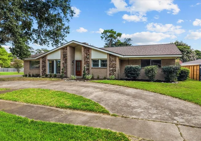 2nd image of 5762 Birdwood Rd, Houston, TX 77096 | MLS# 32357309