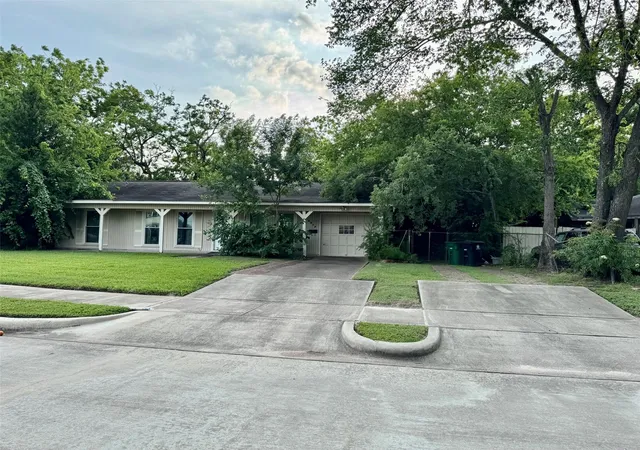 Photo 2 of Single family home for sale at 3917 Willow Springs Ln, Houston, TX 77080 | MLS# 56284626 | Listing updated on 2026-08-06