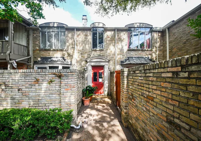 2nd image of 2585 Marilee Ln, Houston, TX 77057