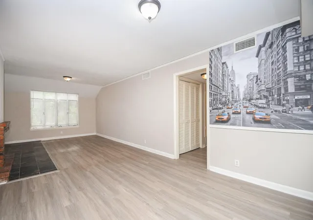 5th image of 2585 Marilee Ln, Houston, TX 77057