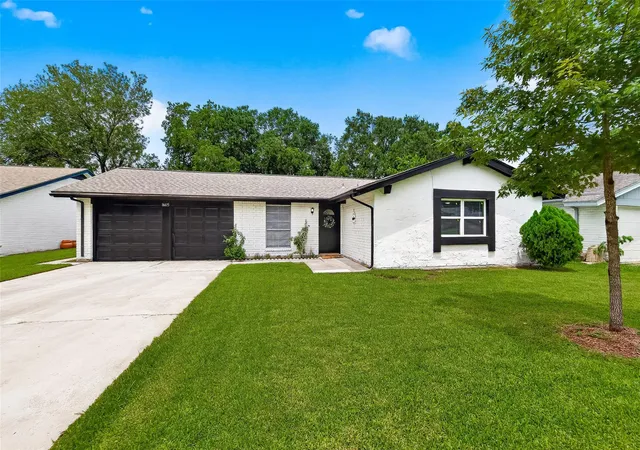 Homes for sale in Friendswood, TX | 16615 Barcelona Dr, Friendswood, TX 77546 | MLS# 32677721