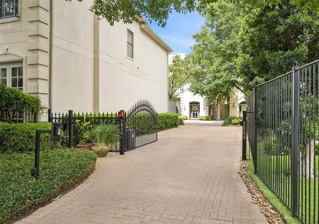 5th image of 2906 Mid Ln, Houston, TX 77027 | MLS# 91609686