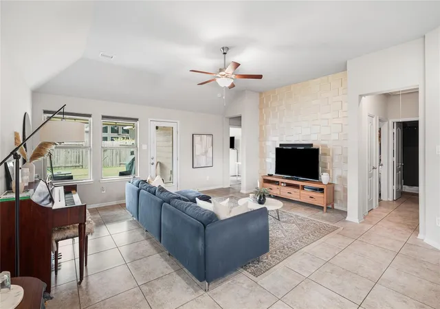 4th image of 2109 Hickory Valley Ct, Pearland, TX 77581 | MLS# 81089966