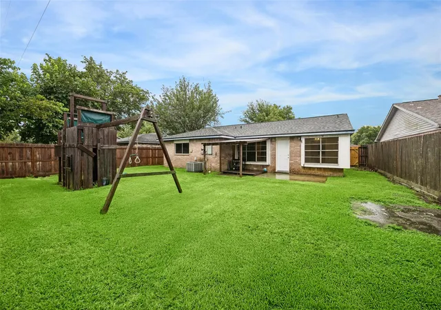 14th image of 2114 Mocking Bird Ln, Baytown, TX 77520 | MLS# 80849466