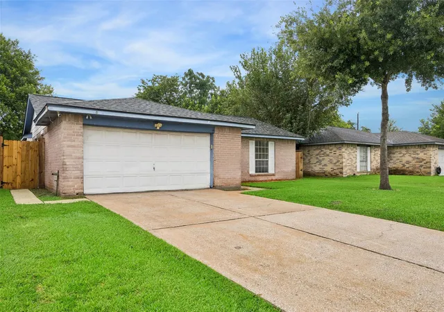 3rd image of 2114 Mocking Bird Ln, Baytown, TX 77520 | MLS# 80849466