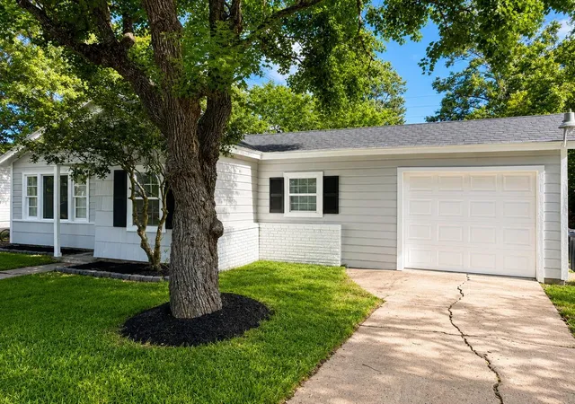 Photo 2 of Single family home for sale at 6018 Beldart St, Houston, TX 77033 | MLS# 14976719 | Listing updated on 2026-09-04
