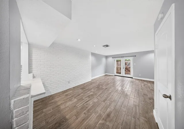 Listing Photo 4 - Condo for sale in building located at 1715 Moritz Dr, Houston, TX 77055 - Unit #15