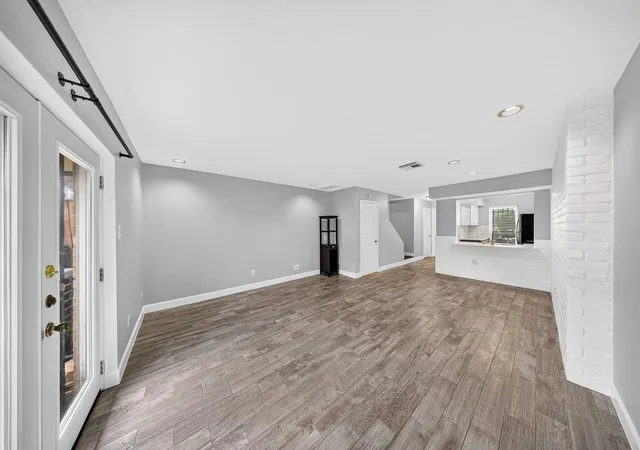 Listing Photo 5 - Condo for sale in building located at 1715 Moritz Dr, Houston, TX 77055 - Unit #15
