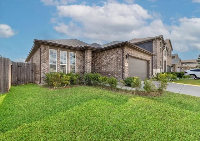 Photo 2 of Sale Pending at 7819 Wyndham Harbor Ct, Richmond, TX 77407 | MLS# 76473242 | Listing updated on 2026-09-19