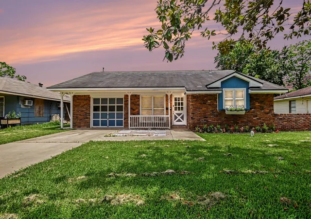 1st image of 203 Chestnut St, Lake Jackson, TX 77566 | MLS# 36776497
