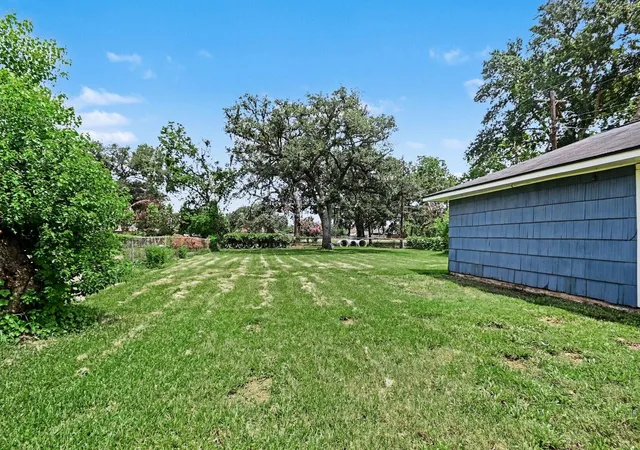 28th image of 203 Chestnut St, Lake Jackson, TX 77566 | MLS# 36776497