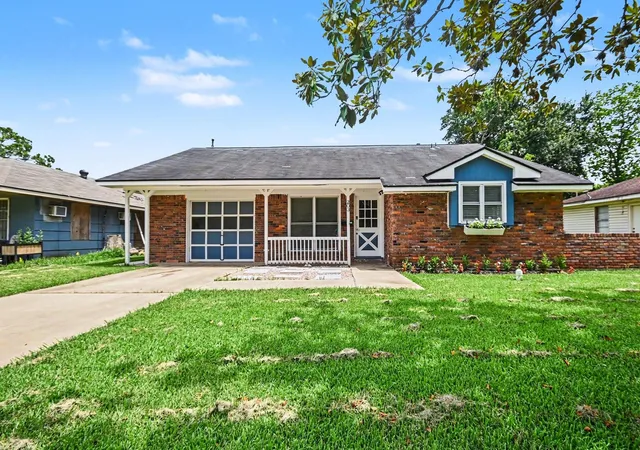 2nd image of 203 Chestnut St, Lake Jackson, TX 77566 | MLS# 36776497