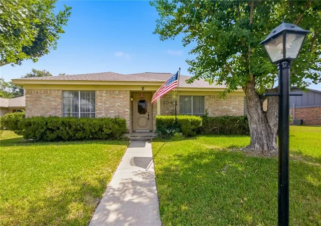 Photo 2 of Single family home for sale at 204 King Arthur St, Victoria, TX 77904 | MLS# 13267259 | Listing updated on 2026-08-29