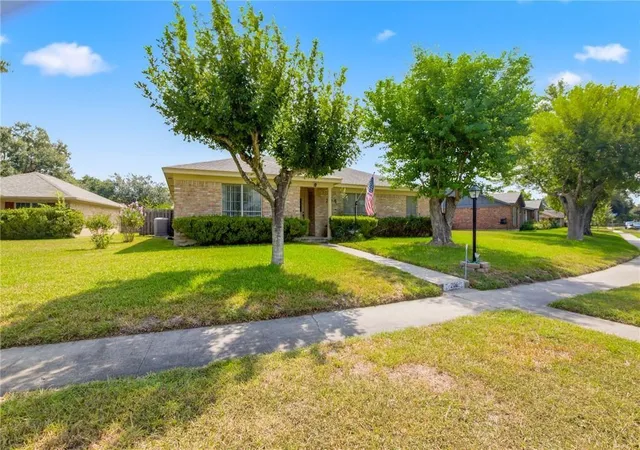 Photo 3 of Single family home for sale at 204 King Arthur St, Victoria, TX 77904 | MLS# 13267259 | Listing updated on 2026-08-29