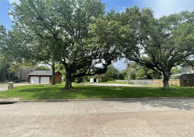 2nd image of 717 Quintana Roo Pl, Seabrook, TX 77586 | MLS# 86966079