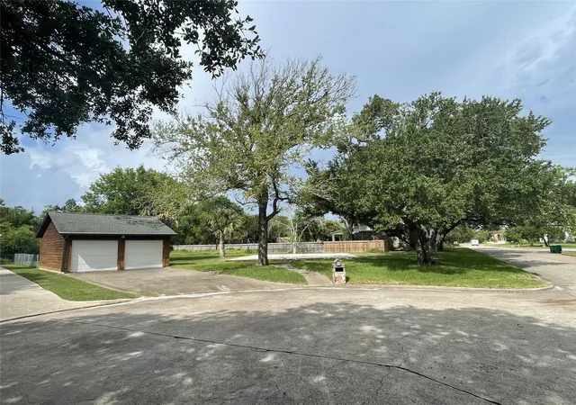 3rd image of 717 Quintana Roo Pl, Seabrook, TX 77586 | MLS# 86966079