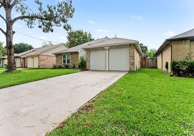 Homes for sale in Friendswood, TX | 2431 Tall Ships Dr, Friendswood, TX 77546 | MLS# 40025667