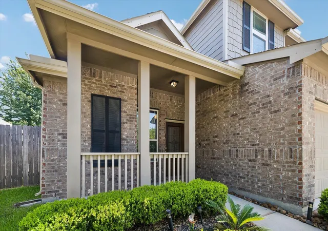 Photo 2 of Single family home for sale at 660 Oak Circle Dr E, Conroe, TX 77301 | MLS# 7202803 | Listing updated on 2026-09-16