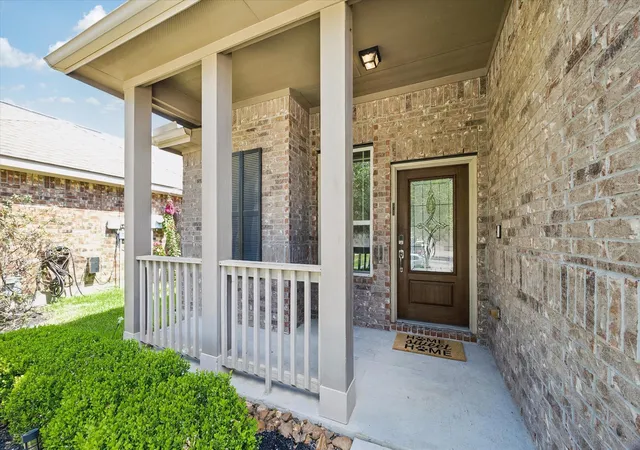 Photo 3 of Single family home for sale at 660 Oak Circle Dr E, Conroe, TX 77301 | MLS# 7202803 | Listing updated on 2026-09-16