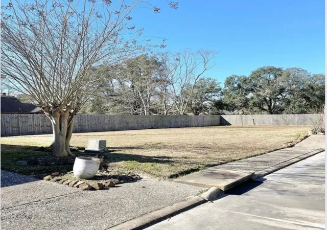 3rd image of 6 Regency Pl, Orange, TX 77630 | MLS# 36396086