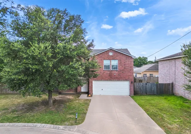 Photo 2 of Single family home for sale at 501 Pine Cluster Ct, Conroe, TX 77301 | MLS# 72147760 | Listing updated on 2026-09-14