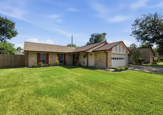 2nd image of 9814 Bayou Woods Dr, Baytown, TX 77521 | MLS# 39818287