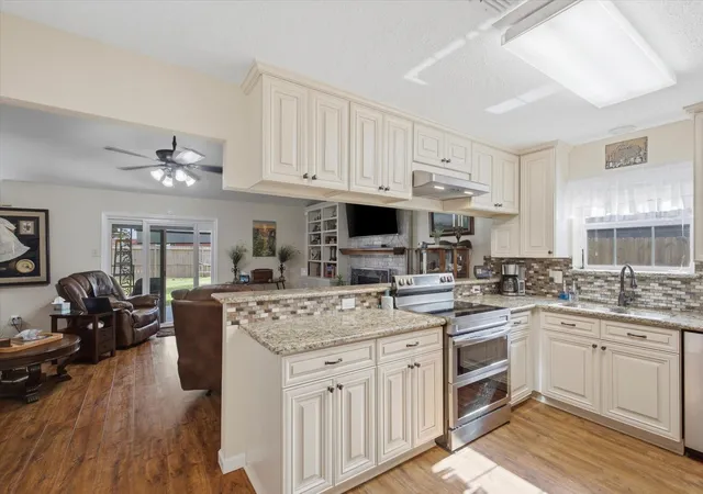 3rd image of 9814 Bayou Woods Dr, Baytown, TX 77521 | MLS# 39818287