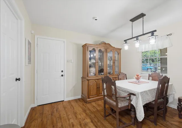 5th image of 9814 Bayou Woods Dr, Baytown, TX 77521 | MLS# 39818287