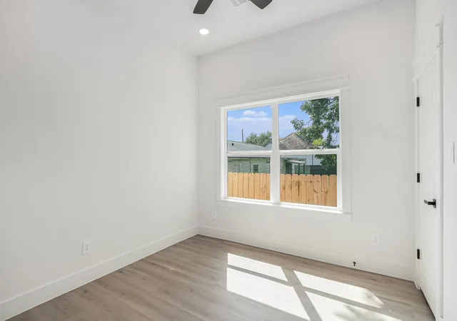 3rd image of 4825 Pederson St, Houston, TX 77033