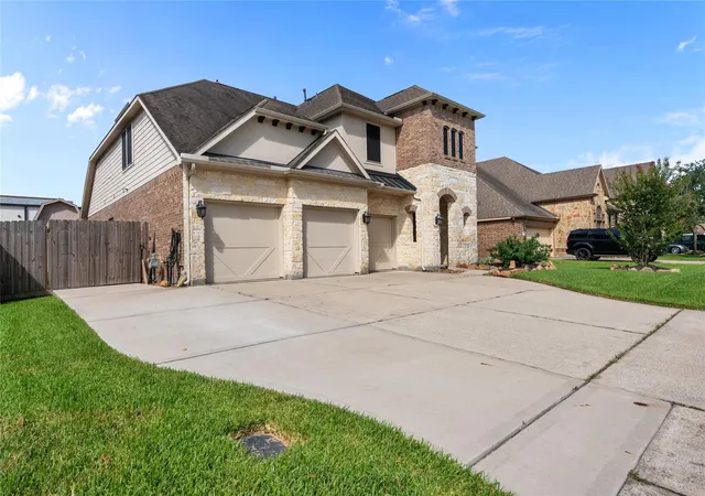 2nd image of 12411 Emerald Ln, Dayton, TX 77535 | MLS# 43886470