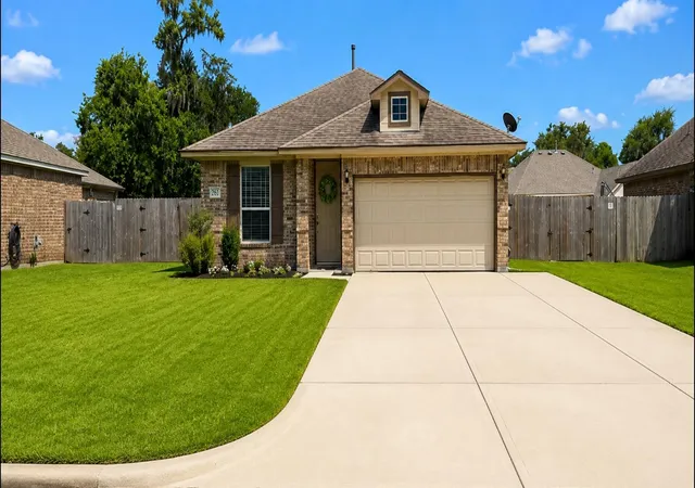 Homes for sale in West Columbia, TX | 261 Inwood Dr, West Columbia, TX 77486 | MLS# 96728301