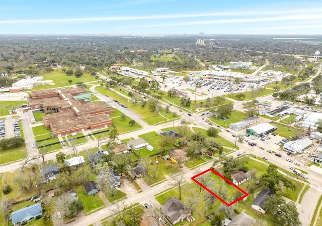 Photo 4 of Sale Pending at 103 Huisache St, Lake Jackson, TX 77566 | MLS# 46303946 | Listing updated on 2026-10-02