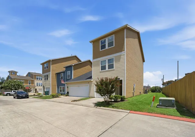 Photo 2 of Townhouse for sale at 3607 Vineyard Ln, Pasadena, TX 77504 | MLS# 41391324 | Listing updated on 2026-08-10