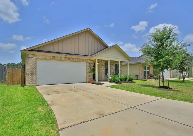 Photo 2 of Single family home for sale at 15523 Taylorcrest Dr, Conroe, TX 77306 | MLS# 68563650 | Listing updated on 2026-09-09