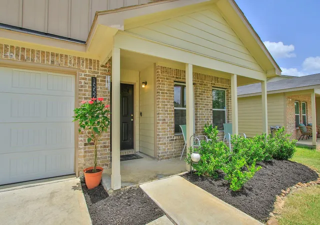 Photo 3 of Single family home for sale at 15523 Taylorcrest Dr, Conroe, TX 77306 | MLS# 68563650 | Listing updated on 2026-09-09