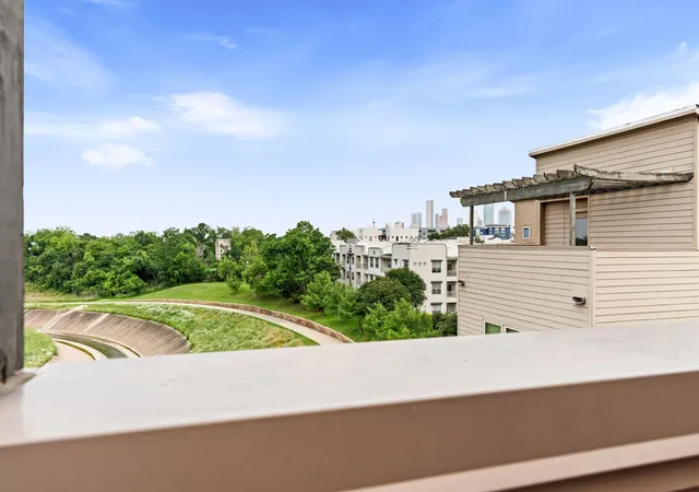 2nd image of 196 Harvard St, Houston, TX 77007 | MLS# 81715510