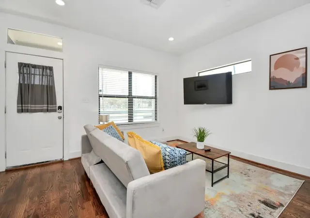 2nd image of 609 Boundary St, Houston, TX 77009 | MLS# 32612962