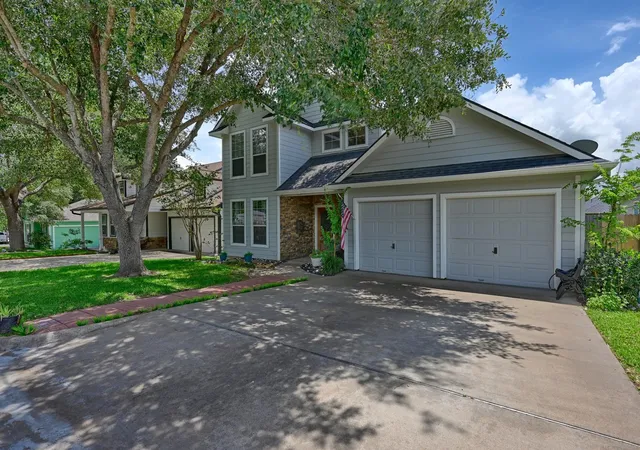 Photo 2 of Single family home for sale at 201 W Chatham St, Bellville, TX 77418 | MLS# 92260345 | Listing updated on 2026-09-14