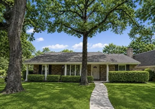 Photo 1 of Sale Pending at 401 Shadywood Cir, Conroe, TX 77304 | MLS# 5320100 | Listing updated on 2026-09-17