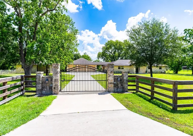 2nd image of 603 Rustic Ln, Friendswood, TX 77546 | MLS# 61999524