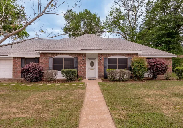 2nd image of 121 Elmwood St, Huntsville, TX 77320 | MLS# 53033237