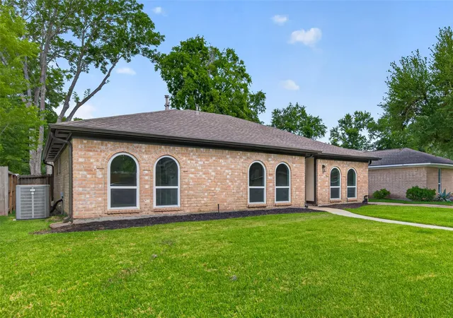 2nd image of 1307 Hitherfield Dr, Sugar Land, TX 77498 | MLS# 10122787