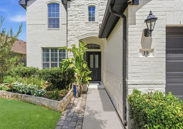 Photo 3 of Single family home for sale at 19 W Lasting Spring Cir, Spring, TX 77389 | MLS# 66961330 | Listing updated on 2026-09-09