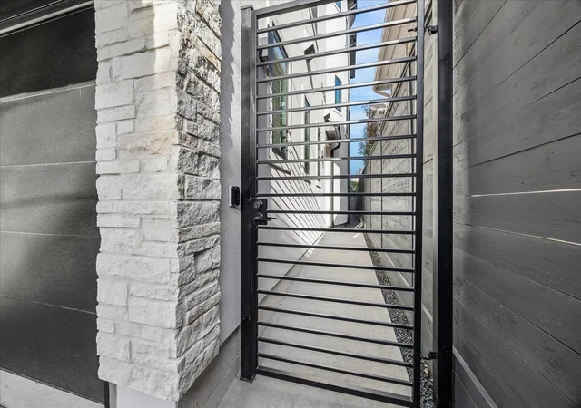 2nd image of 236 Birdsall St, Houston, TX 77007 | MLS# 42253379