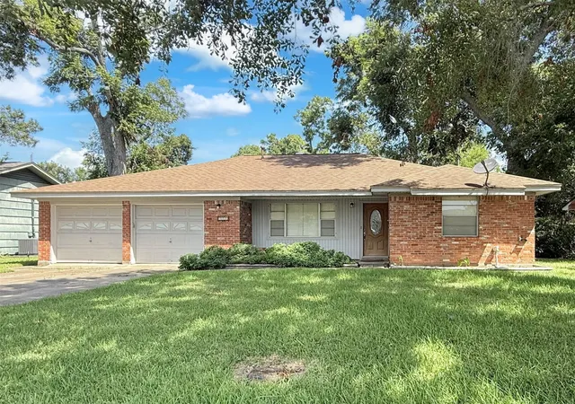 Photo 1 of Single family home for sale at 315 Pine St, Lake Jackson, TX 77566 | MLS# 18704460 | Listing updated on 2026-09-03