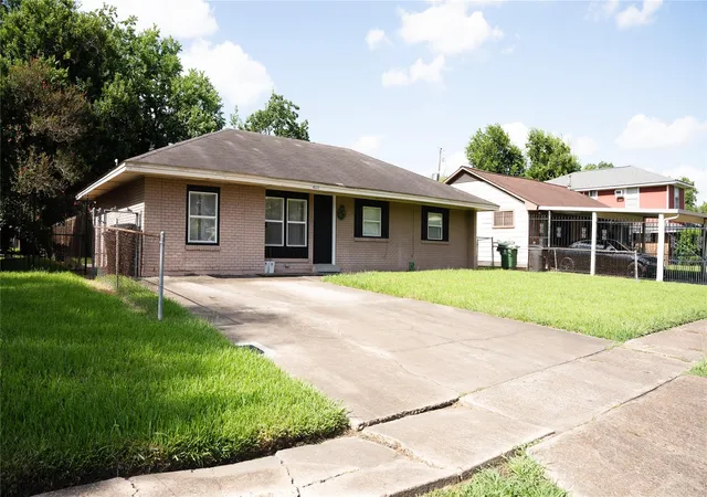 2nd image of 4111 Madden Ln, Houston, TX 77047 | MLS# 61014371