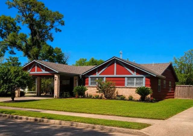 Single family home for sale at 5859 Thrush St, Houston, TX 77033 | MLS# 67609647